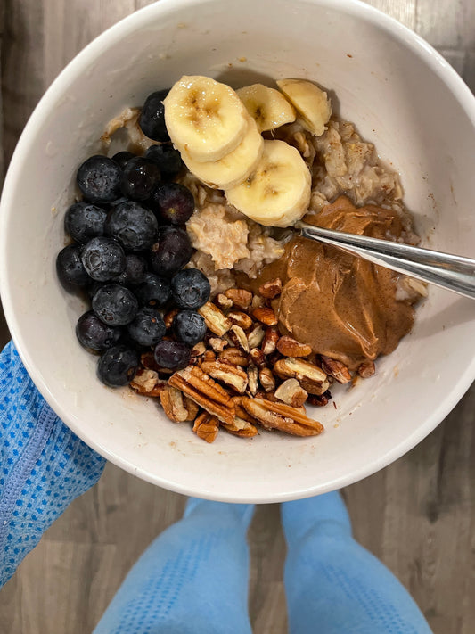 Oatmeal w/ berries, nuts & almond butter
